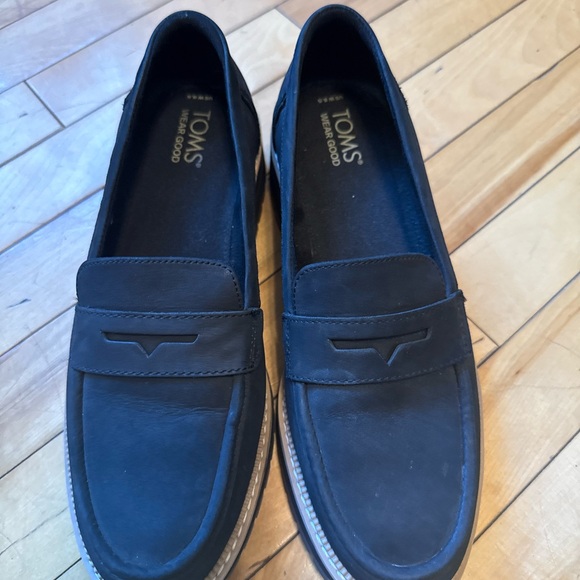 Toms Black Loafers with Tan Sole - Picture 2 of 6